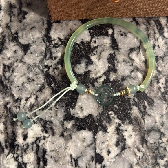 Elegant Green Jade Bracelet - Picture 3 of 4